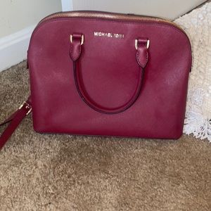 Pre loved MK purse with a lot of life left! ❤️ Smoke free home